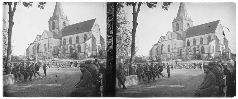 Une halte de la troupe devant l'église de Tannay, pendant la retraite