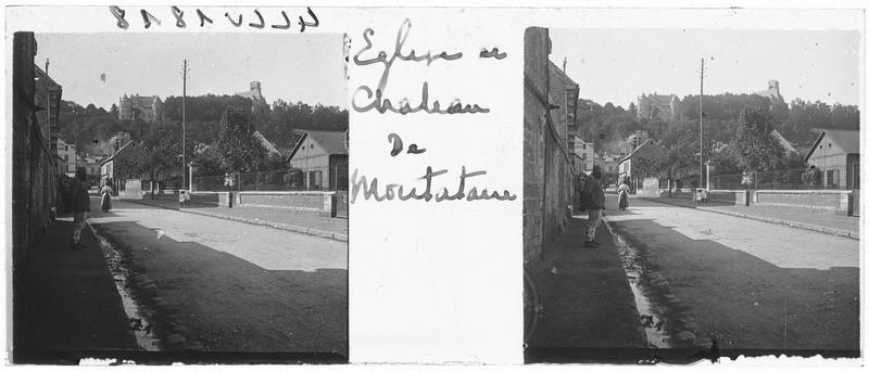 Une rue, l'église et le château au loin