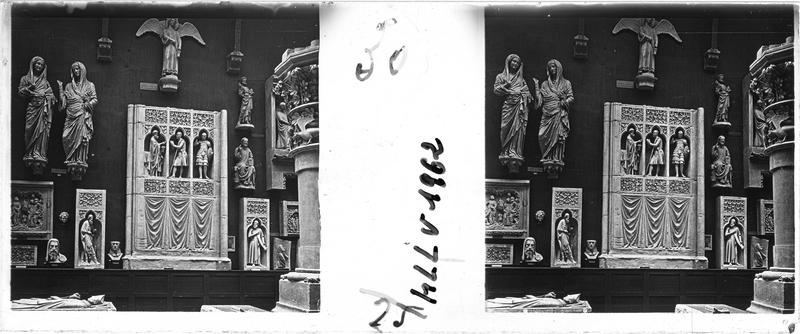 Différents moulages de hauts-reliefs et statues (la Visitation et l'ange dit « à la situle »)