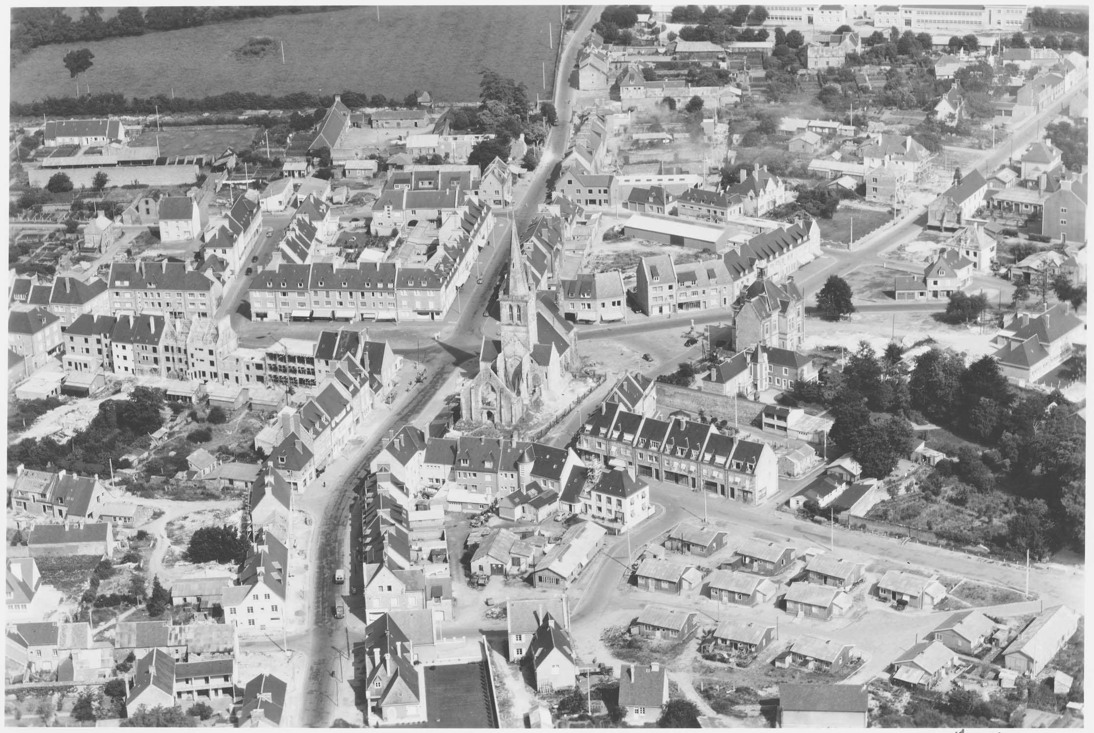 Près de Coutances ; village détruit en 1942 et entièrement reconstruit en 1950