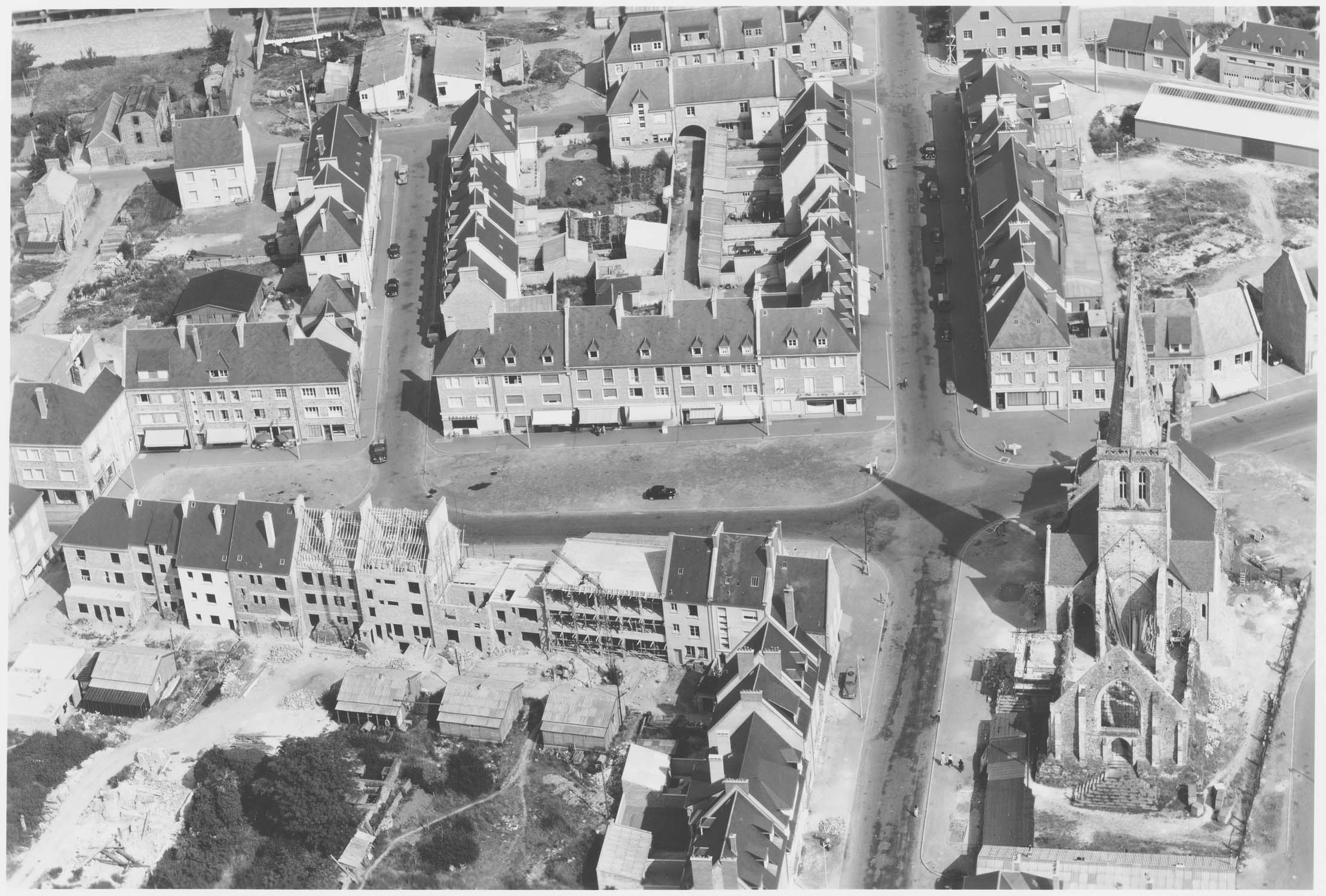 Près de Coutances ; village détruit en 1942 et entièrement reconstruit en 1950