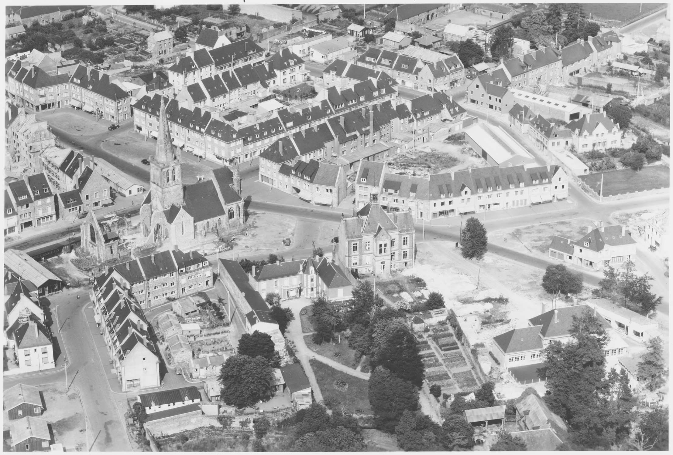 Près de Coutances ; village détruit en 1942 et entièrement reconstruit en 1950