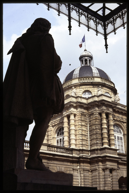 Dôme Tournon depuis la cour d'honneur. Statue : Salomon de Brosse