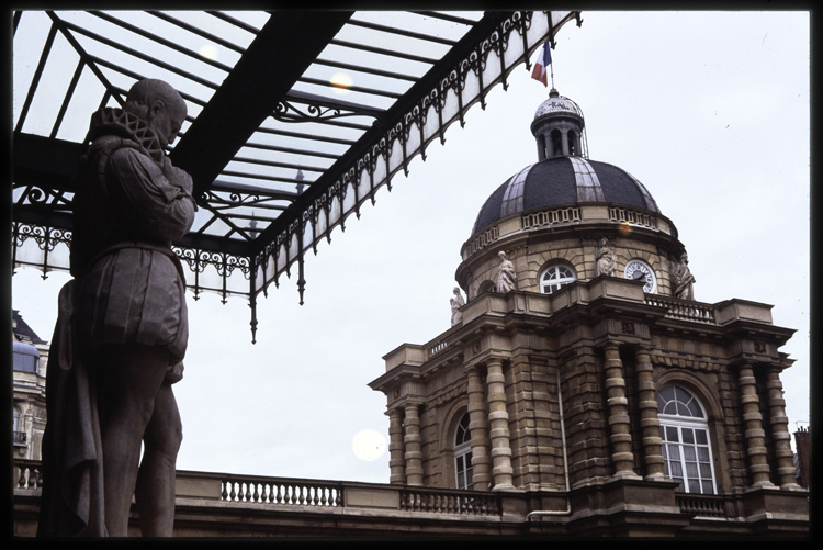 Dôme Tournon depuis la cour d'honneur. Statue : Maximilien de Béthune, duc de Sully