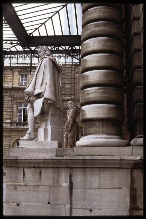 Cour d'honneur. Statues encadrant l'escalier de l'aile ouest, de Salomon de Brosse et Maximilien de Béthune