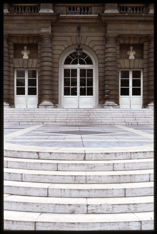 Cour d'honneur : grand perron. Entrée de l'aile sud par le vestibule