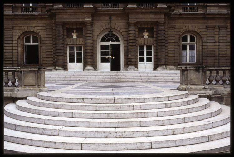 Cour d'honneur : grand perron. Entrée de l'aile sud par le vestibule