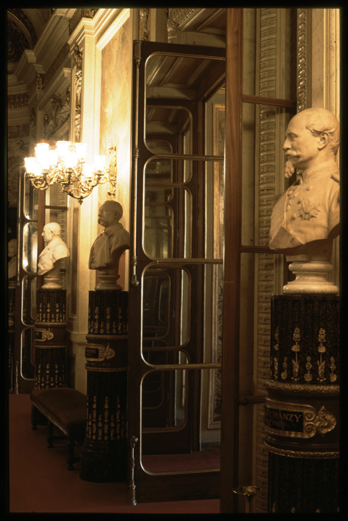 Galerie des Bustes. Statues : Alfred Chanzy et Louis Faidherbe