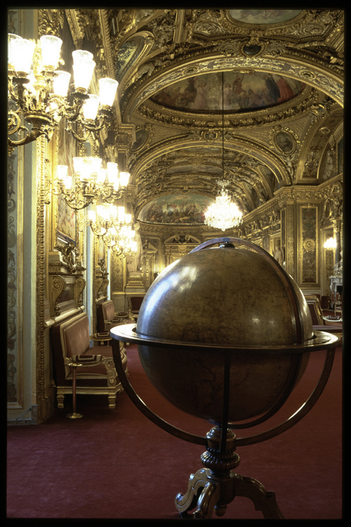 Salle des Conférences. Globe