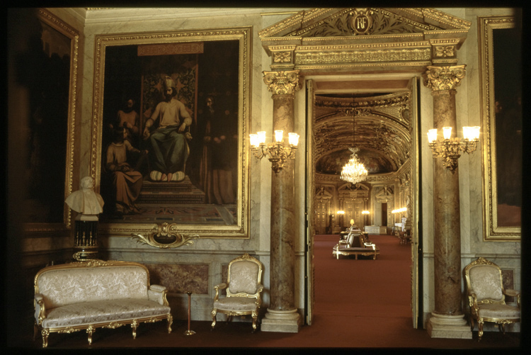 Salle des Conférences depuis le salon des Messagers d'État