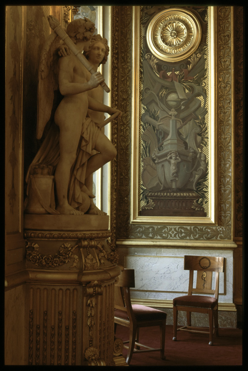 Salle des Conférences. Chaises du Sénat conservateur. Statue : Le Commerce et l'Industrie