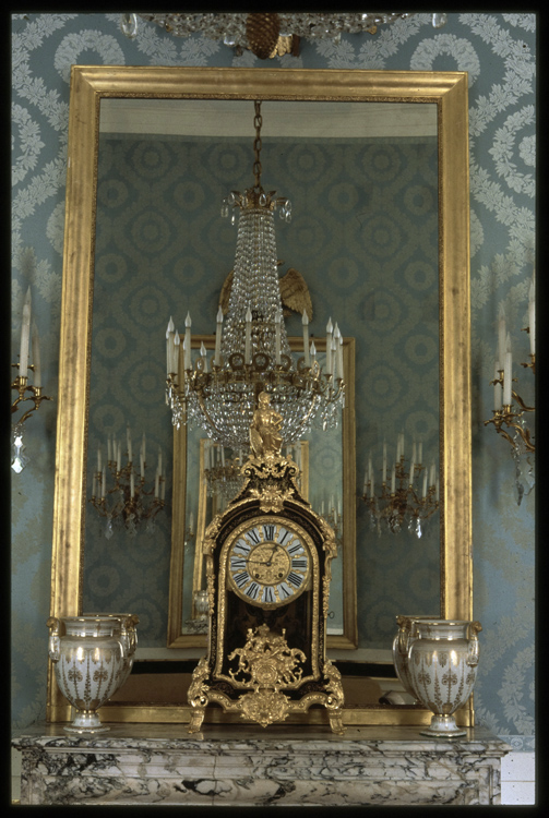 Bureau de vice-président. Pendule Louis XV et miroir