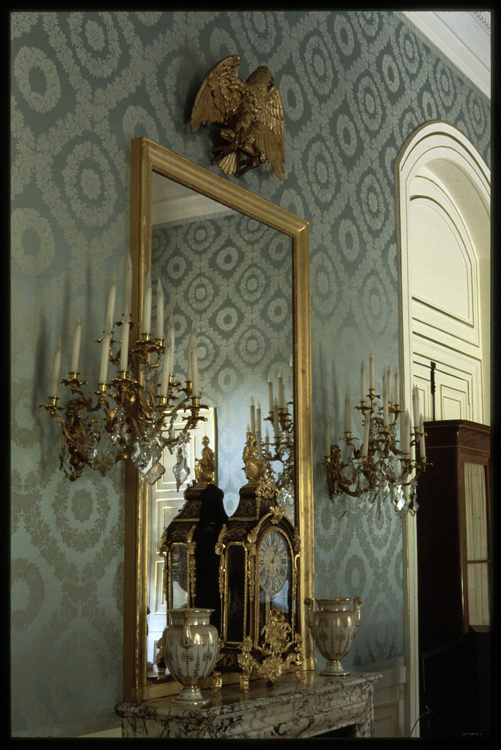 Bureau de vice-président. Pendule Louis XV et miroir Empire