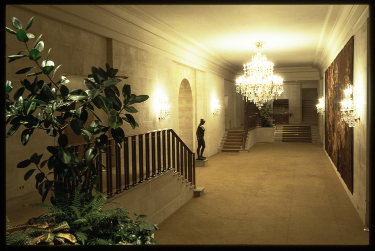 Foyer de la salle Médicis. Statue :  Marie-Christine ou l'Espoir. Tapisserie : Galaxie