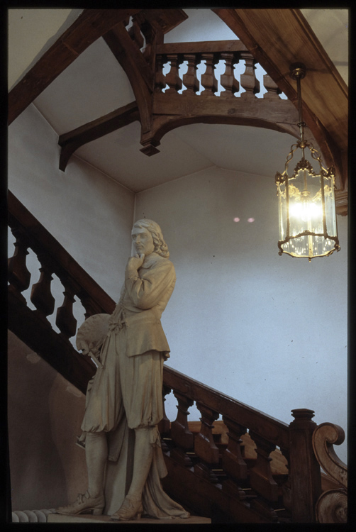 Escalier des Chartreux : statue d’Eustache Le Sueur