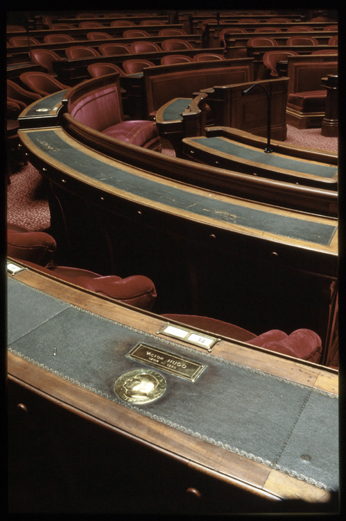 Salle des Séances : hémicycle des pairs , médaille commémorative de Victor Hugo