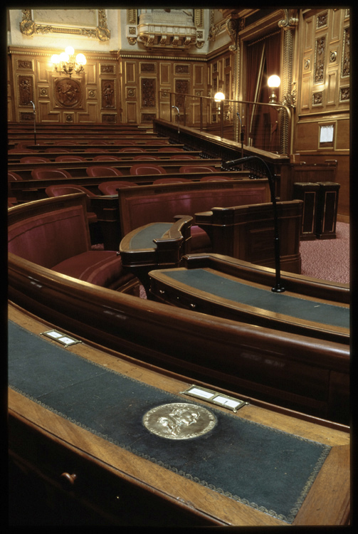 Salle des Séances : hémicycle des pairs, médaille commémorative de Victor Schœlcher