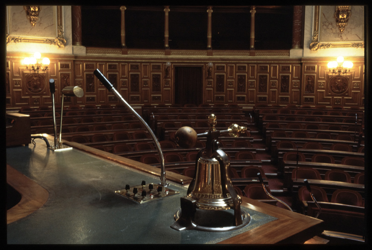 Salle des Séances : tribune présidentielle, cloche