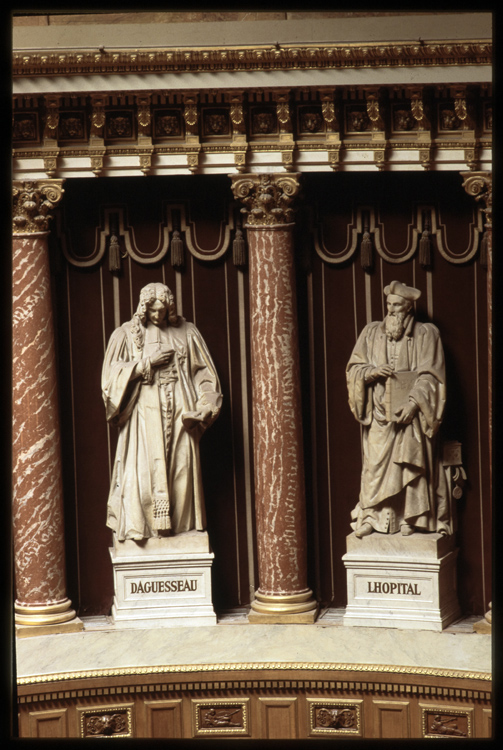 Salle des Séances : statues de Henri François d'Aguesseau et Michel de L'Hospital