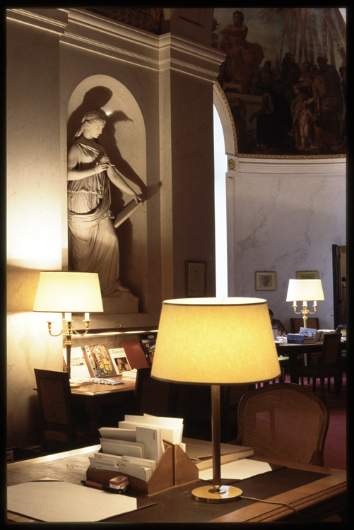 Bibliothèque : salle de lecture. Statue : La Science