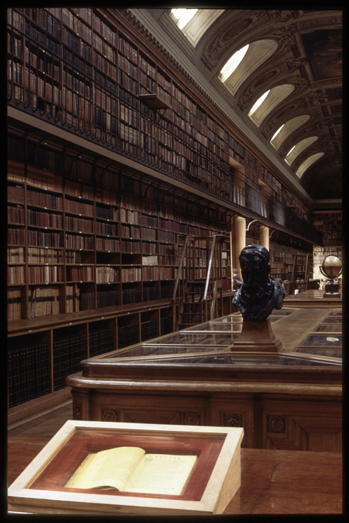 Bibliothèque : annexe. Buste : Anatole France