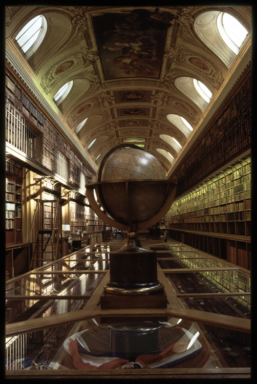 Bibliothèque : annexe. Globe