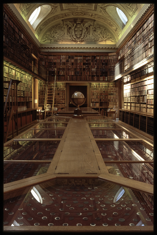 Bibliothèque : annexe. Médaillier et globe