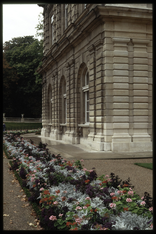 Pavillon est, façade sud : parterre fleuri