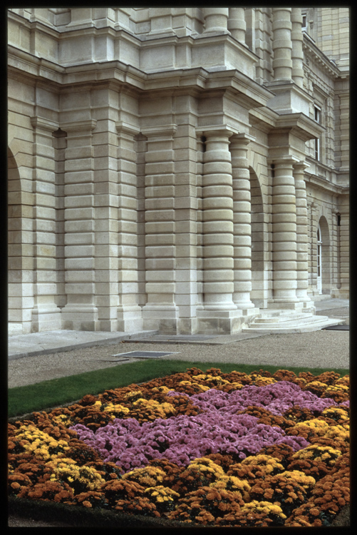 Entrée du pavillon central côté jardin, façade sud : parterre fleuri