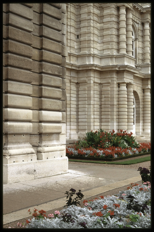 Entrée du pavillon central côté jardin, façade sud : parterre fleuri