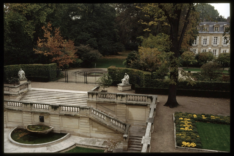 Patio du palais façade ouest et le Petit-Luxembourg