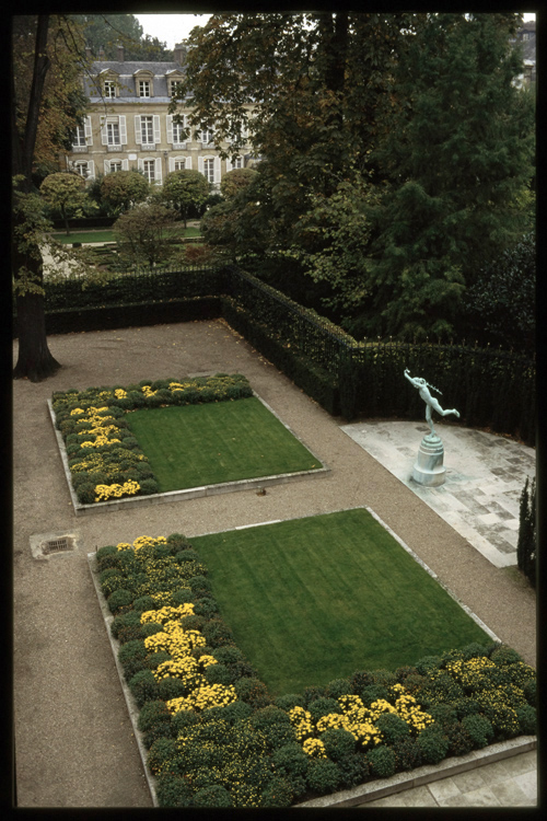 Jardin du palais et le Petit-Luxembourg  ; Statue : Jeune Vendangeur