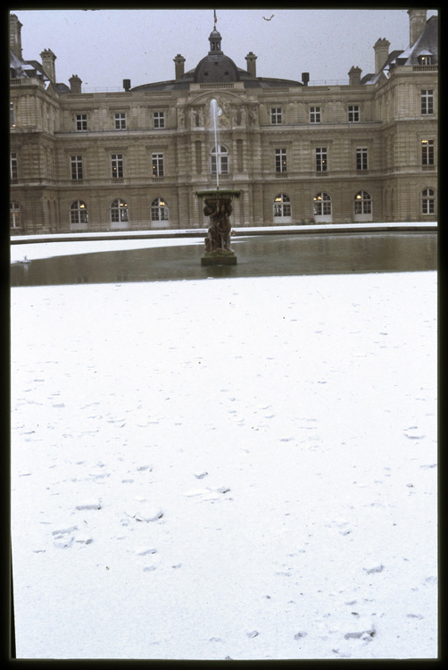 Façade sud et grand bassin sous la neige