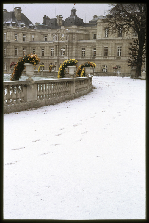 Façade sud et balustrade sous la neige