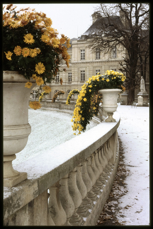 Façade sud, pots fleuris et balustrade sous la neige