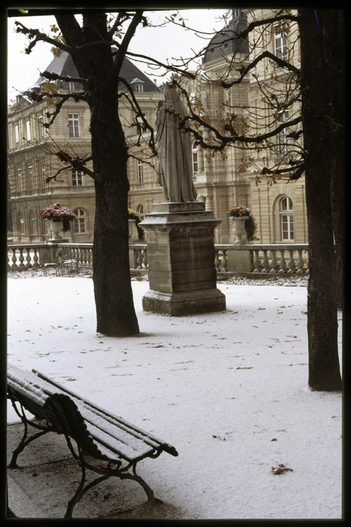 Façade sud sous la neige, côté est  ; Statue de dame illustre : sainte Bathilde