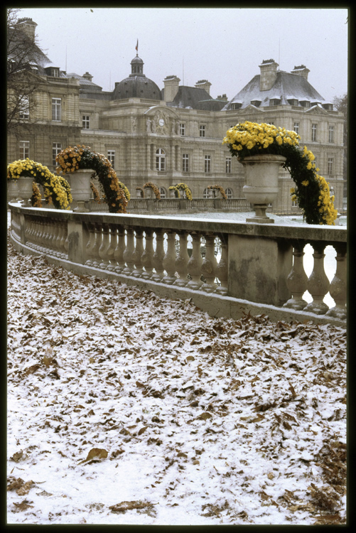 Façade sud  ; Pots fleuris et balustrade sous la neige