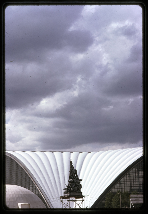 Coupole du CNIT ; Statue : La Défense de Paris