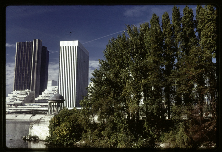 Vue d'ensemble de la Défense depuis Neuilly ; Tours Assur et Neptune