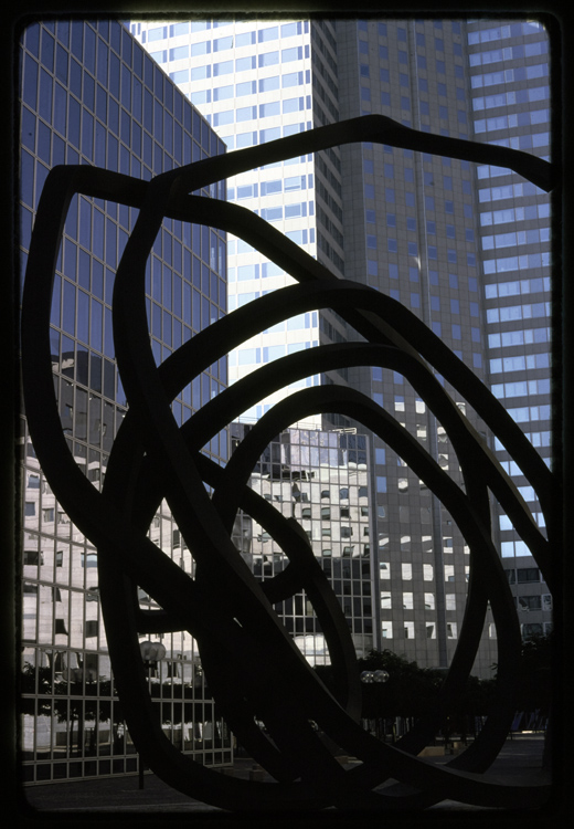 Statue : Doubles lignes indéterminées de Bernar Venet