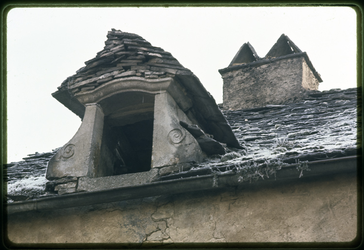 Toit en lauze (lave de calcaire), lucarne à linteau courbe
