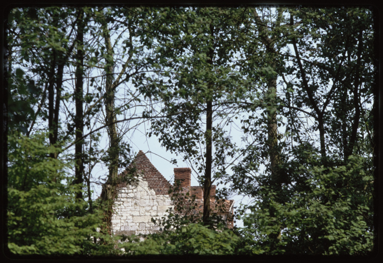 Pignon de maison en pierre calcaire, rive et cheminée en brique