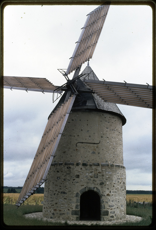 Moulin à vent en pierre enduit