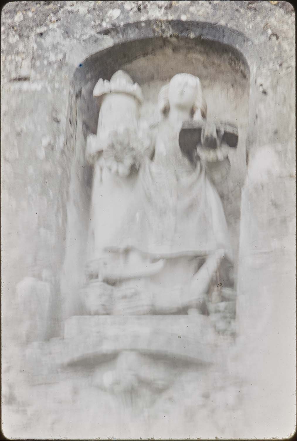 statue : sainte Barbe, vue générale - © Ministère de la Culture (France), Médiathèque du patrimoine et de la photographie (objets mobiliers), tous droits réservés