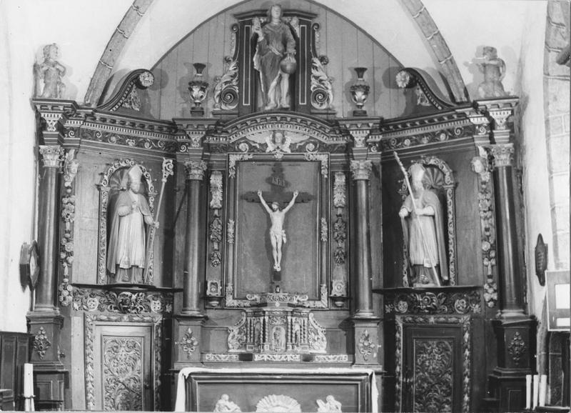 maître-autel, tabernacle, statues : le Christ rédempteur, Saint évêque, Saint Médard, retable, statuettes : Christ aux liens, Evêques, portes de la sacristie