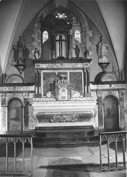 maître-autel, deux gradins, tabernacle, exposition, retable, dais d'autel, statuettes de Calvaire, portes de la sacristie
