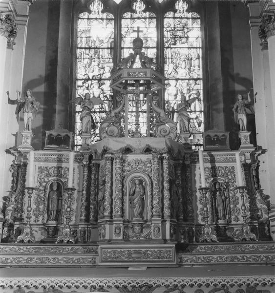 maître-autel, gradins, tabernacle avec exposition et statuettes, statues : Saint Martin et Saint Brice, retable, détail