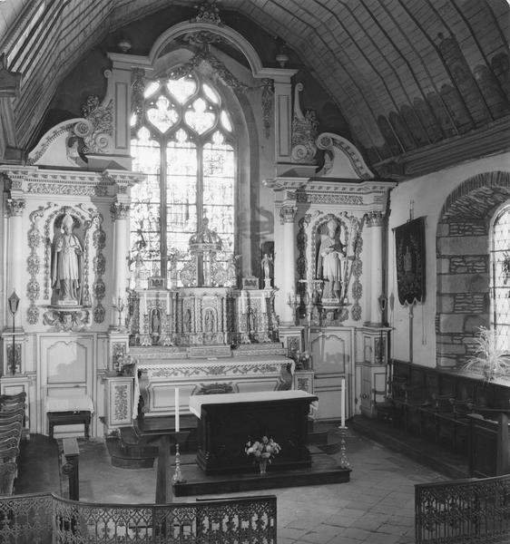 maître-autel, gradins, tabernacle avec exposition et statuettes, statues : Saint Martin et Saint Brice, retable, vue d'ensemble