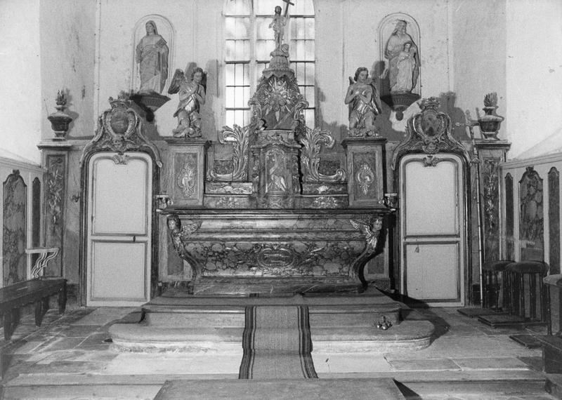 maître-autel, tabernacle, exposition, 2 statues : Anges adorateurs, portes, lambris de revêtement, consoles, vue générale - © Ministère de la Culture (France), Médiathèque du patrimoine et de la photographie (objets mobiliers), tous droits réservés