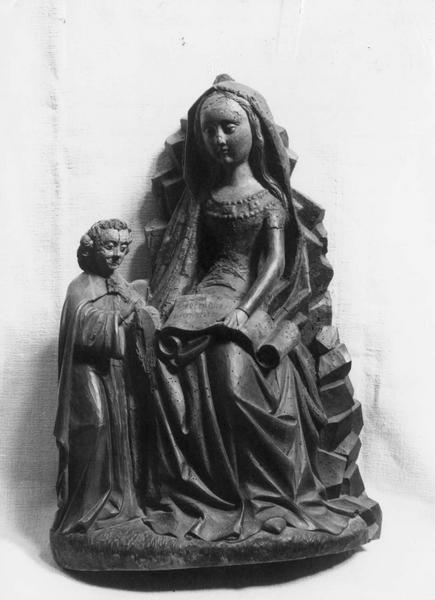 groupe sculpté : Femme assise avec un petit ange debout en chape, ou l'Education de la Vierge, ou Blanche de Castille et Saint Louis ?, vue générale - © Ministère de la Culture (France), Médiathèque du patrimoine et de la photographie (objets mobiliers), tous droits réservés